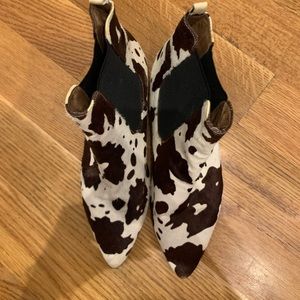 Vintage faux cow print boots! 9.5 🤠